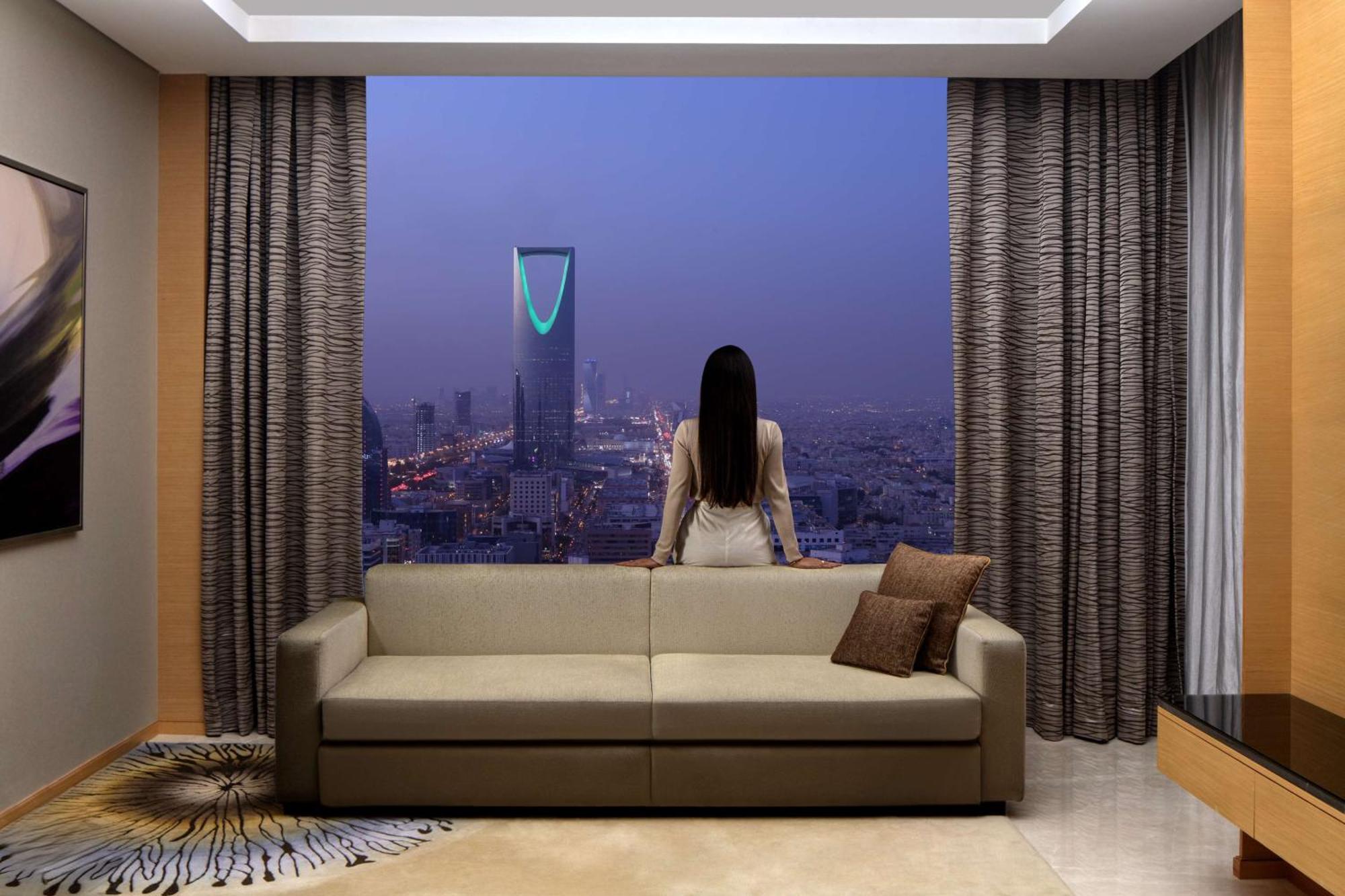 Hyatt Regency Riyadh Olaya Exteriör bild A view of the Kingdom Centre from a suite