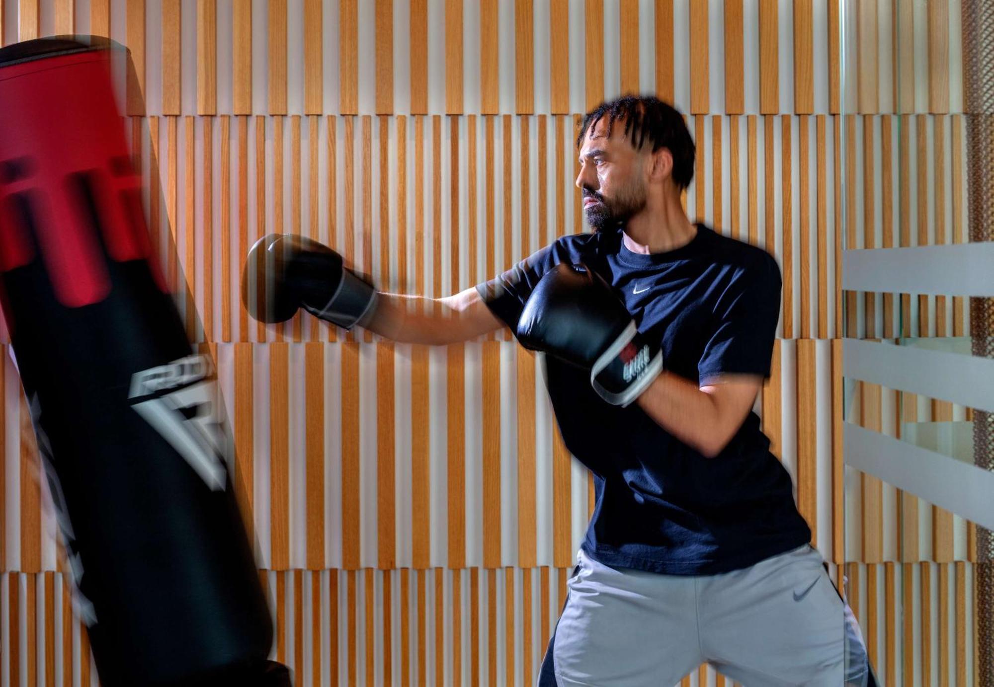 Hyatt Regency Riyadh Olaya Exteriör bild A boxer training with a heavy bag