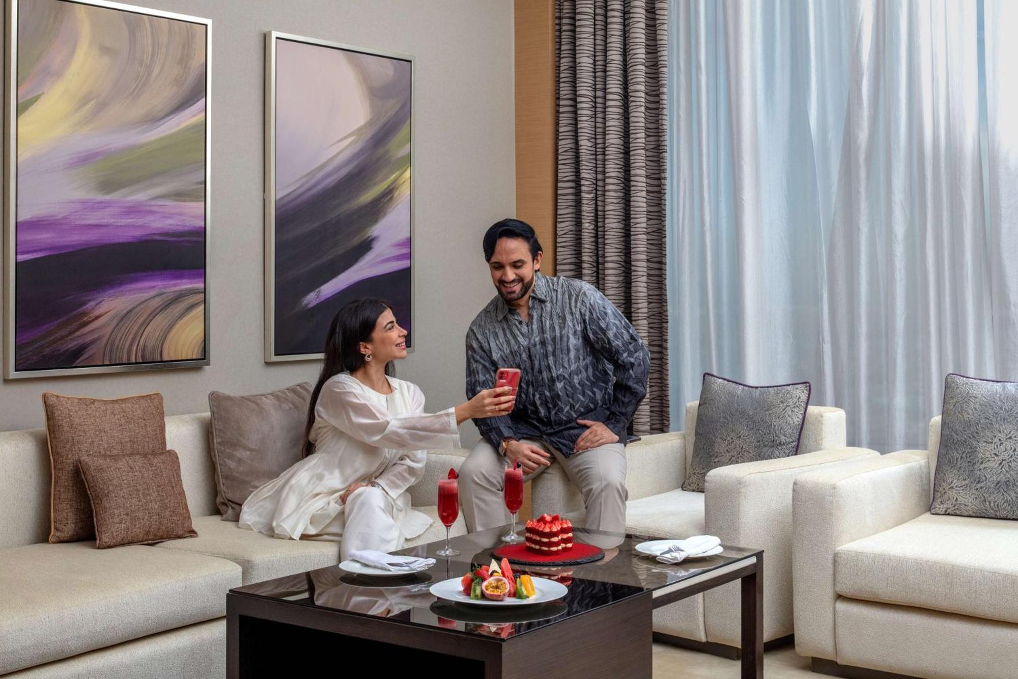 Hyatt Regency Riyadh Olaya Exteriör bild A couple in a living room