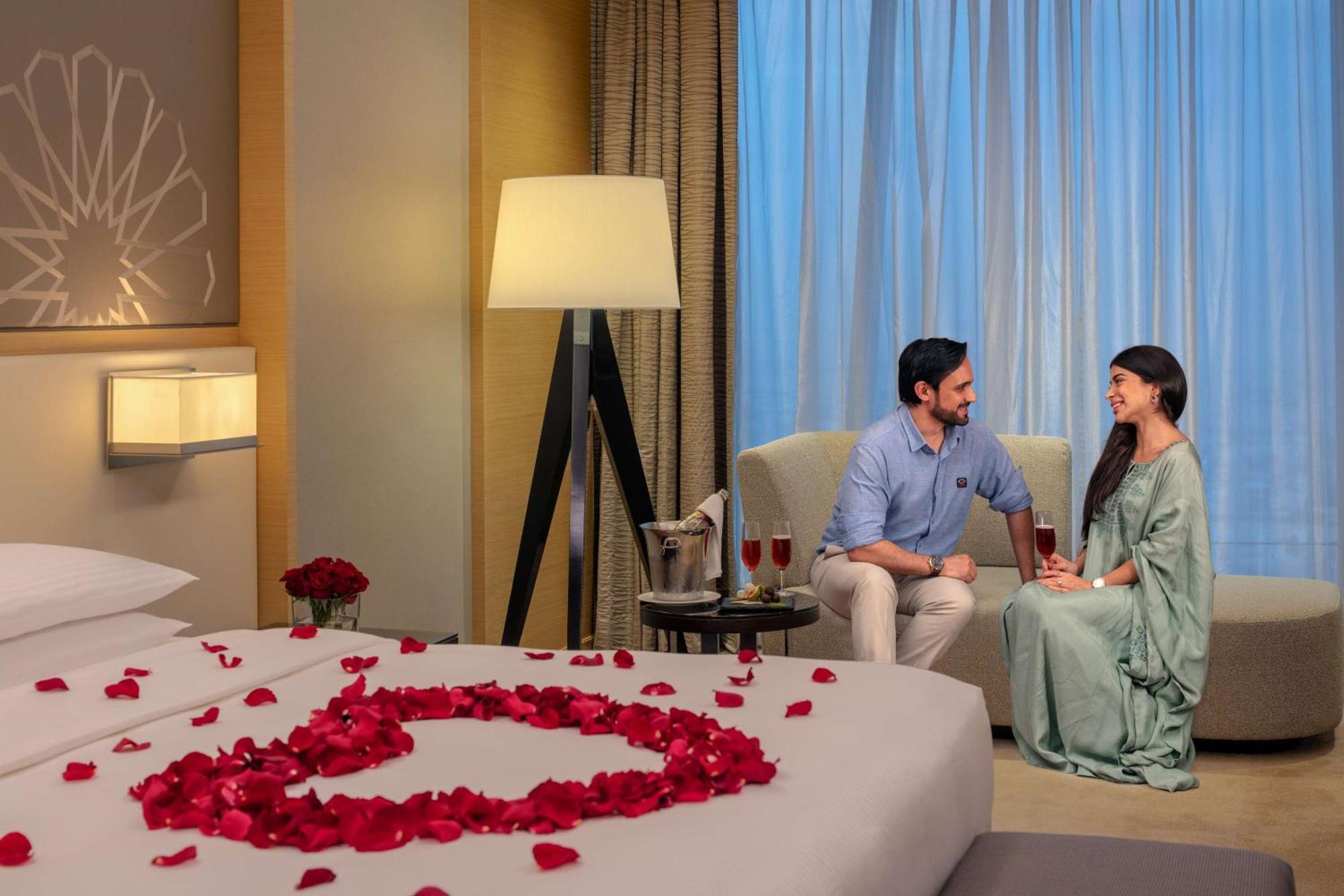 Hyatt Regency Riyadh Olaya Exteriör bild A couple in a hotel room