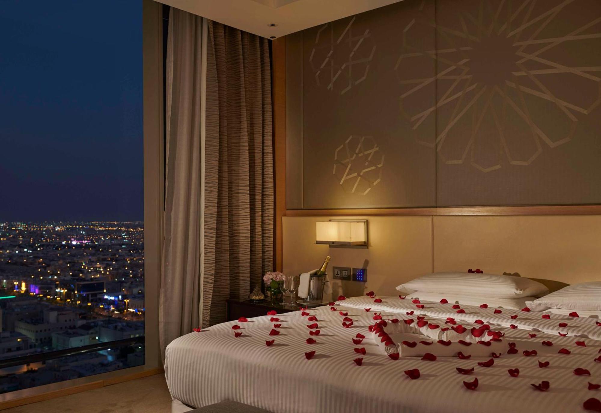 Hyatt Regency Riyadh Olaya Exteriör bild A bedroom at the hotel