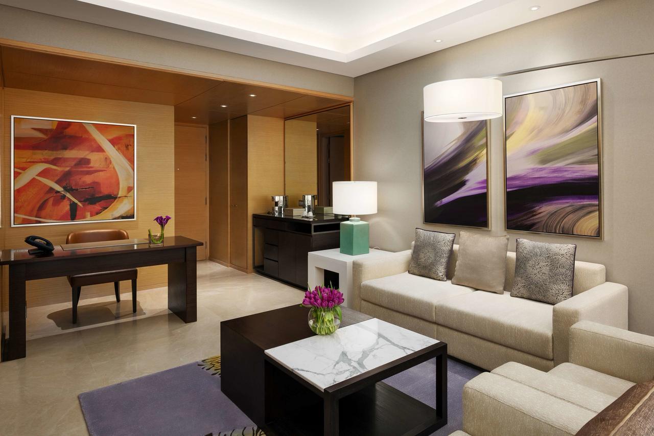 Hyatt Regency Riyadh Olaya Exteriör bild A living room in a suite at the Ritz-Carlton, Dubai