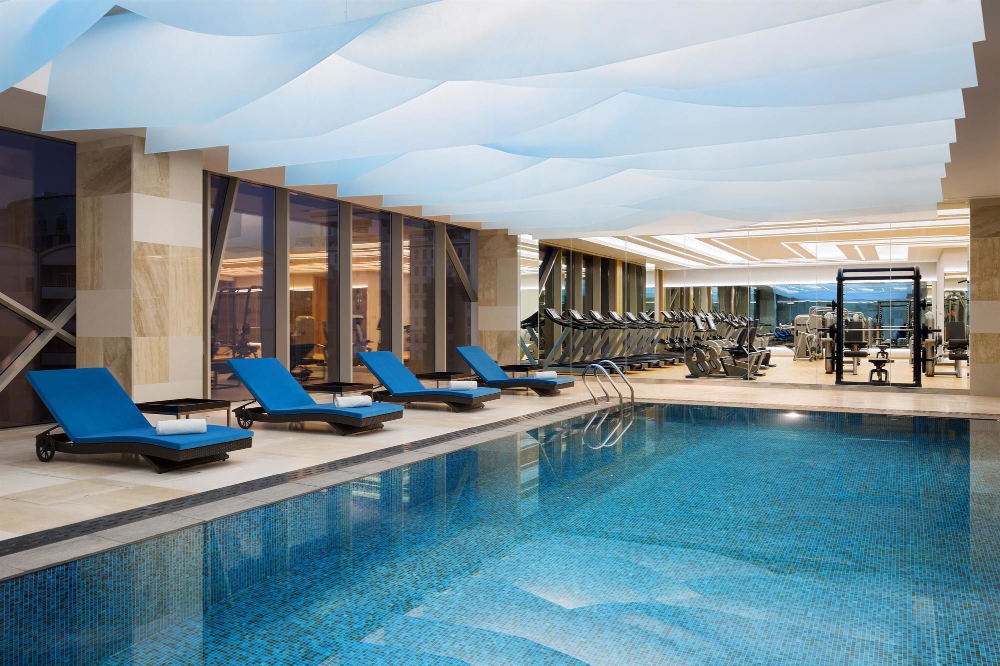 Hyatt Regency Riyadh Olaya Exteriör bild The swimming pool at the hotel